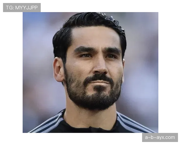 阿尔瓦雷斯训练完直接去接娃,背的包比我的房租还贵