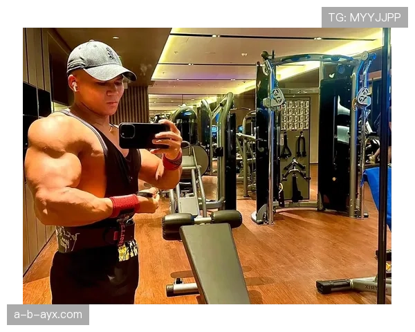 翁泓阳训练完直接啃鸡腿，这自律和放纵的切换也太真实了